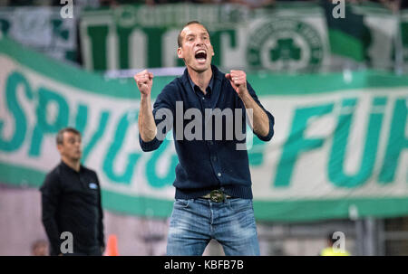 Kaiserslautern, Deutschland. 29 Sep, 2017. Kaiserslauterer Trainer Jeff Strasser feiert nach dem 1-0 Ziel während der Deutschen 2 Bundesligaspiel 1.FC Kaiserslautern vs SpVgg Greuther Fürth in Kaiserslautern, Deutschland, 29. September 2017. - (EMBARGO BEDINGUNGEN - ACHTUNG: Aufgrund der Akkreditierung Richtlinien, die DFL gestattet nur die Veröffentlichung und Verwertung von bis zu 15 Bildern pro Spiel im Internet und in online Medien während des Spiels.): Thorsten Wagner/dpa/Alamy leben Nachrichten Stockfoto