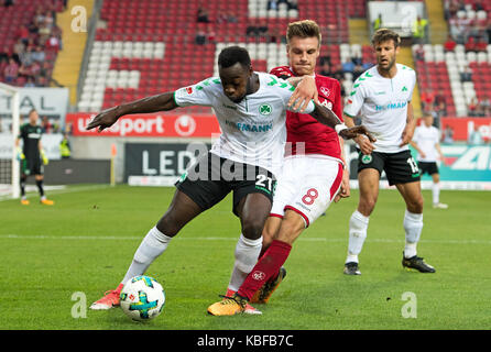 Kaiserslautern, Deutschland. 29 Sep, 2017. Kaiserslauterer Gino Fechner (r) und Fürth Khaled Narey (l), die in Aktion während der Deutschen 2 Bundesligaspiel 1.FC Kaiserslautern vs SpVgg Greuther Fürth in Kaiserslautern, Deutschland, 29. September 2017. - (EMBARGO BEDINGUNGEN - ACHTUNG: Aufgrund der Akkreditierung Richtlinien, die DFL gestattet nur die Veröffentlichung und Verwertung von bis zu 15 Bildern pro Spiel im Internet und in online Medien während des Spiels.): Thorsten Wagner/dpa/Alamy leben Nachrichten Stockfoto