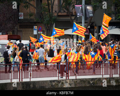 Girona, Spanien. 28 Sep, 2017. Hochschule und Schule Schüler März in Girona, Spanien, in den letzten Tagen vor dem vorgeschlagenen 1. Oktober Unabhängigkeit Referendum in Katalonien. Die Proteste gegen die Unterdrückung der Volksabstimmung und auch Frauen und junge Menschen politisch aktiv zu werden. Credit: Shirley Kilpatrick/Alamy Leben Nachrichten. Stockfoto