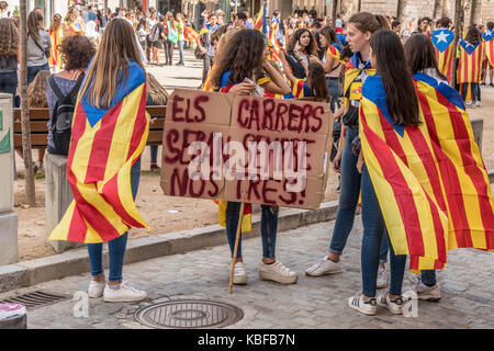 Girona, Spanien. 28 Sep, 2017. Hochschule und Schule Schüler März in Girona, Spanien, in den letzten Tagen vor dem vorgeschlagenen 1. Oktober Unabhängigkeit Referendum in Katalonien. Die Proteste gegen die Unterdrückung der Volksabstimmung und auch Frauen und junge Menschen politisch aktiv zu werden. Quelle: David Kilpatrick/Alamy leben Nachrichten Stockfoto