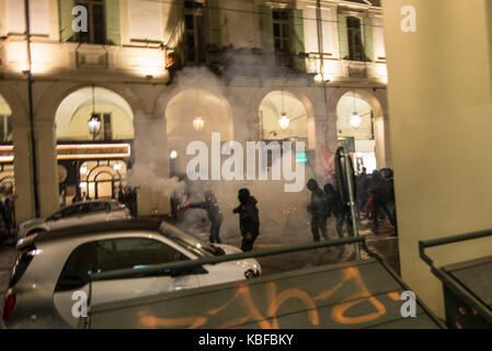 Turin, Piemont, Italien. 29 Sep, 2017. Turin, Italy-September 29, 2017: Auseinandersetzungen der Polizei gegen Studenten G7 Turin in Turin, Italien Quelle: Stefano Guidi/ZUMA Draht/Alamy leben Nachrichten Stockfoto