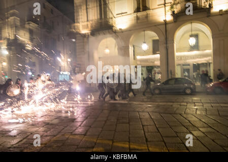 Turin, Piemont, Italien. 29 Sep, 2017. Turin, Italy-September 29, 2017: Auseinandersetzungen der Polizei gegen Studenten G7 Turin in Turin, Italien Quelle: Stefano Guidi/ZUMA Draht/Alamy leben Nachrichten Stockfoto