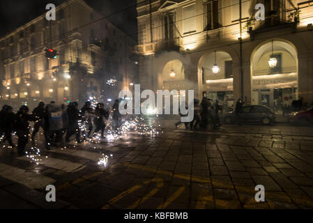 Turin, Piemont, Italien. 29 Sep, 2017. Turin, Italy-September 29, 2017: Auseinandersetzungen der Polizei gegen Studenten G7 Turin in Turin, Italien Quelle: Stefano Guidi/ZUMA Draht/Alamy leben Nachrichten Stockfoto