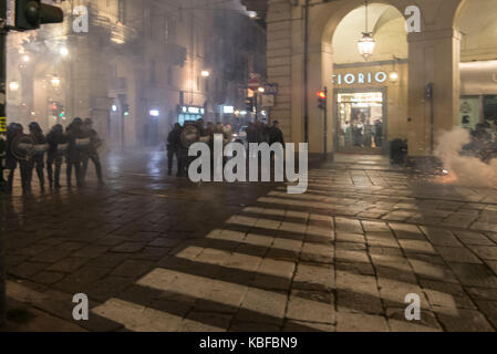 Turin, Piemont, Italien. 29 Sep, 2017. Turin, Italy-September 29, 2017: Auseinandersetzungen der Polizei gegen Studenten G7 Turin in Turin, Italien Quelle: Stefano Guidi/ZUMA Draht/Alamy leben Nachrichten Stockfoto