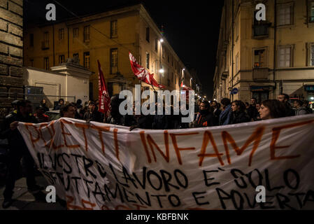 Turin, Piemont, Italien. 29 Sep, 2017. Turin, Italy-September 29, 2017: Auseinandersetzungen der Polizei gegen Studenten G7 Turin in Turin, Italien Quelle: Stefano Guidi/ZUMA Draht/Alamy leben Nachrichten Stockfoto