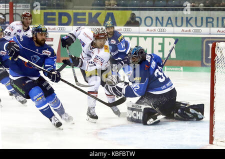 Ingolstadt, Bayern, Deutschland. Sep, 2017 28. von links Sean Sullivan (Ingolstadt), Mark OLVER (Berlin), Jochen REIMER (Ingolstadt), die Deutsche Eishockey Liga DEL, ERC Ingolstadt vs Eisbaeren unterlagen Berlin, Ingolstadt, Saturn Arena, Sept. 28, 2017, Quelle: Wolfgang Fehrmann/ZUMA Draht/Alamy leben Nachrichten Stockfoto