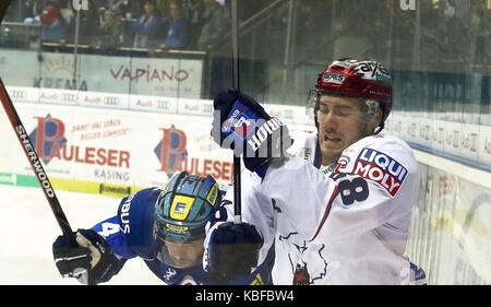 Ingolstadt, Bayern, Deutschland. Sep, 2017 28. von links Benedikt KOHL (Ingolstadt), James SHEPPARD (Berlin/können), die Deutsche Eishockey Liga DEL, ERC Ingolstadt vs Eisbaeren unterlagen Berlin, Ingolstadt, Saturn Arena, Sept. 28, 2017, Quelle: Wolfgang Fehrmann/ZUMA Draht/Alamy leben Nachrichten Stockfoto