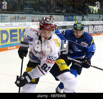 Ingolstadt, Bayern, Deutschland. Sep, 2017 28. von links Marcel NOEBELS (Berlin), Patrick MCNEILL (Ingolstadt/CAN), die Deutsche Eishockey Liga DEL, ERC Ingolstadt vs Eisbaeren unterlagen Berlin, Ingolstadt, Saturn Arena, Sept. 28, 2017, Quelle: Wolfgang Fehrmann/ZUMA Draht/Alamy leben Nachrichten Stockfoto