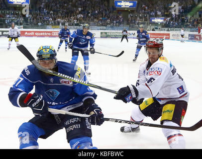 Ingolstadt, Bayern, Deutschland. 28 Sep, 2017. Von links Sean Sullivan (Ingolstadt), Martin BUCHWIESER (Berlin). Die Deutsche Eishockey Liga DEL, ERC Ingolstadt vs Eisbaeren unterlagen Berlin, Ingolstadt, Saturn Arena, Sept. 28, 2017, Quelle: Wolfgang Fehrmann/ZUMA Draht/Alamy leben Nachrichten Stockfoto