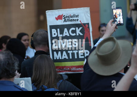 Sydney, Australien. 29. September 2017. Ein nationaler Tag der Aktion war im ganzen Land statt, als die Demonstranten ein Ende der Todesfälle in Polizeigewahrsam und für die Schließung der Jugend Gefängnisse genannt. In Sydney Demonstranten marschierten Form Lee Street neben dem Hauptbahnhof von Sydney Polizei in Surry Hill. Anwesend waren Familienangehörige von Tane Chatfield, 22, die bei Tamworth Korrekturmitte am 20. September reagiert nicht gefunden wurde. Credit: Richard Milnes/Alamy leben Nachrichten Stockfoto