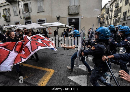 Turin, Piemont, Italien. 28 Sep, 2017. Turin, Italy-September 29, 2017: Auseinandersetzungen der Polizei gegen Studenten G7 Turin in Turin, Italien Quelle: Stefano Guidi/ZUMA Draht/Alamy leben Nachrichten Stockfoto