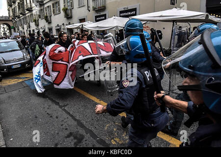 Turin, Piemont, Italien. 28 Sep, 2017. Turin, Italy-September 29, 2017: Auseinandersetzungen der Polizei gegen Studenten G7 Turin in Turin, Italien Quelle: Stefano Guidi/ZUMA Draht/Alamy leben Nachrichten Stockfoto