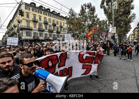 Turin, Piemont, Italien. 28 Sep, 2017. Turin, Italy-September 29, 2017: Auseinandersetzungen der Polizei gegen Studenten G7 Turin in Turin, Italien Quelle: Stefano Guidi/ZUMA Draht/Alamy leben Nachrichten Stockfoto