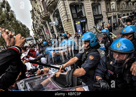 Turin, Piemont, Italien. 28 Sep, 2017. Turin, Italy-September 29, 2017: Auseinandersetzungen der Polizei gegen Studenten G7 Turin in Turin, Italien Quelle: Stefano Guidi/ZUMA Draht/Alamy leben Nachrichten Stockfoto