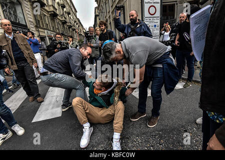 Turin, Piemont, Italien. 28 Sep, 2017. Turin, Italy-September 29, 2017: Auseinandersetzungen der Polizei gegen Studenten G7 Turin in Turin, Italien Quelle: Stefano Guidi/ZUMA Draht/Alamy leben Nachrichten Stockfoto