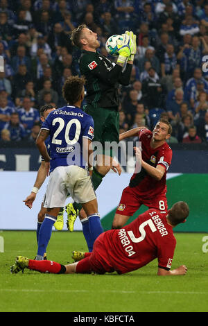 Gelsenkirchen, Deutschland. 29 Sep, 2017. Ralf Faehrmann (Oben), Torhüter von Schalke 04, mias Für die Kugel während der Deutschen Bundesligaspiel zwischen Schalke 04 und Bayer Leverkusen in Gelsenkirchen, Deutschland, Sept. 29, 2017. Das Match endete mit einem 1-1 Unentschieden. Quelle: Joachim Bywaletz/Xinhua/Alamy leben Nachrichten Stockfoto