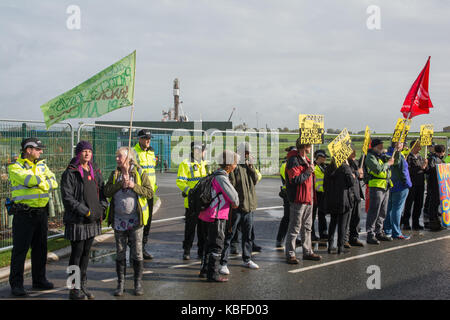 Anti-Fracking Protest, wenig Plumpton, Nr Blackpool, Lancashire, UK. 29. September 2017. Protest gegen Fracking am Preston New Road site Betrieben von cuadrilla. Neben einheimischen Waren Aktivisten aus Manchester, Gewerkschafter, Nordirland und von einer Gruppe von Quäkern. Anwesend war auch Mitkämpfer und Farmer John Toothill, ermöglicht in der Nähe Ahorn Farm, die durch die Anti fracking Mitkämpfer verwendet werden. Quelle: Steve Bell/Alamy Leben Nachrichten. Stockfoto