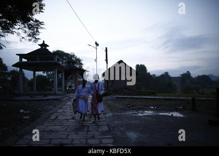 Bhaktapur, Nepal. 30 Sep, 2017. Nepalesische Priester zu Fuß auf dem Weg zu einem Tempel einen rituellen Tanz während der Durga Puja, die am zehnten Tag der 15 Fälle durchzuführen - der Tag lang, das größte religiöse Fest des Hinduismus Dashain in Bhaktapur, Nepal am Samstag, 30. September 2017. Dashain ist die längste und am meisten auspicious Festival in der Nepalesischen Kalender, gefeiert in der ganzen Nation und der ganzen Welt von nepalesischen Volk. Credit: Skanda Gautam/ZUMA Draht/Alamy leben Nachrichten Stockfoto