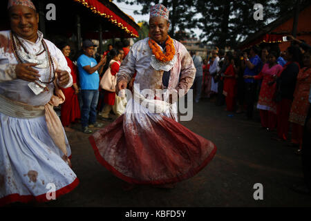 Bhaktapur, Nepal. 30 Sep, 2017. Nepalesische Priester in Blutflecken bedeckt einen rituellen Tanz während der Durga Puja, die am zehnten Tag der 15 Fälle - Tag, das größte religiöse Fest des Hinduismus Dashain in Bhaktapur, Nepal am Samstag, 30. September 2017. Dashain ist die längste und am meisten auspicious Festival in der Nepalesischen Kalender, gefeiert in der ganzen Nation und der ganzen Welt von nepalesischen Volk. Credit: Skanda Gautam/ZUMA Draht/Alamy leben Nachrichten Stockfoto