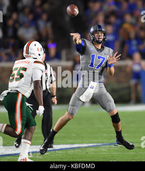 Durham, North Carolina, USA. 29 Sep, 2017. Daniel Jones (17) des Herzogs wirft einen Pass gegen die Verfolgung von Shaquille Quarterman (55) von Miami. Die Duke Blue Devils spielte die Miami Hurricanes in einem Fußballspiel, die auf dem Feld bei Brooks Wallace Wade Stadium in Durham, N.C.- am Freitag, dem 29. September 2017. Miami gewann 31-6. Credit: Fabian Radulescu/ZUMA Draht/Alamy leben Nachrichten Stockfoto