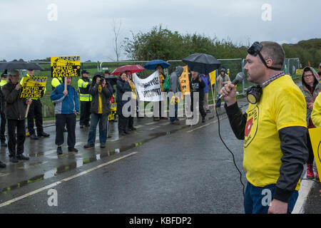 Anti-Fracking Protest, wenig Plumpton, Nr Blackpool, Lancashire, UK. 29. September 2017. Protest gegen Fracking am Preston New Road site Betrieben von cuadrilla. Neben einheimischen Waren Aktivisten aus Manchester, Gewerkschafter, Nordirland und von einer Gruppe von Quäkern. Abgebildete lokale busnessman Brian Morrison, der früher ein 28 Auto langsamen Prozession vorbei an der Site mit Hupen. Er hatte zuvor mit Anhalten für Hupen sein Horn bedroht. Quelle: Steve Bell/Alamy Leben Nachrichten. Stockfoto