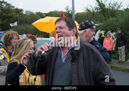 Anti-Fracking Protest, wenig Plumpton, Nr Blackpool, Lancashire, UK. 29. September 2017. Protest gegen Fracking am Preston New Road site Betrieben von cuadrilla. Neben einheimischen Waren Aktivisten aus Manchester, Gewerkschafter, Nordirland und von einer Gruppe von Quäkern. Hier abgebildeten Mitkämpfer und Farmer John Toothill, die ermöglicht Maple Farm, die durch die Anti fracking Mitkämpfer verwendet werden. Quelle: Steve Bell/Alamy Leben Nachrichten. Stockfoto