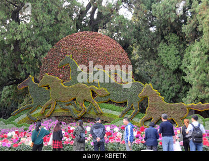 Peking, Peking, China. 30 Sep, 2017. Peking, China, 30. September 2017: (redaktionelle Verwendung. CHINA). Der Zhongshan Park mit schönen Parterres für die kommenden nationalen Tag in Peking eingerichtet ist. Credit: SIPA Asien/ZUMA Draht/Alamy leben Nachrichten Stockfoto