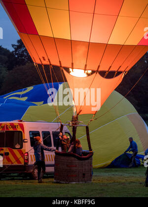 York, UK. 30. September 2017. Eine Masse Ballon Start fand bei Sonnenaufgang von York Knavesmire als Teil der ersten York Balloon Fiesta. Über 30 Ballons in den Himmel von hunderten von Zuschauern beobachtet. Der Start ist Teil einer dreitägigen Veranstaltung bis zum Sonntag, dem 1. Oktober. Foto Bailey-Cooper Fotografie/Alamy leben Nachrichten Stockfoto