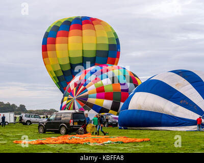 York, UK. 30. September 2017. Eine Masse Ballon Start fand bei Sonnenaufgang von York Knavesmire als Teil der ersten York Balloon Fiesta. Über 30 Ballons in den Himmel von hunderten von Zuschauern beobachtet. Der Start ist Teil einer dreitägigen Veranstaltung bis zum Sonntag, dem 1. Oktober. Foto Bailey-Cooper Fotografie/Alamy leben Nachrichten Stockfoto