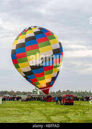 York, UK. 30. September 2017. Eine Masse Ballon Start fand bei Sonnenaufgang von York Knavesmire als Teil der ersten York Balloon Fiesta. Über 30 Ballons in den Himmel von hunderten von Zuschauern beobachtet. Der Start ist Teil einer dreitägigen Veranstaltung bis zum Sonntag, dem 1. Oktober. Foto Bailey-Cooper Fotografie/Alamy leben Nachrichten Stockfoto