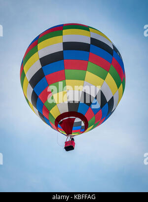 York, UK. 30. September 2017. Eine Masse Ballon Start fand bei Sonnenaufgang von York Knavesmire als Teil der ersten York Balloon Fiesta. Über 30 Ballons in den Himmel von hunderten von Zuschauern beobachtet. Der Start ist Teil einer dreitägigen Veranstaltung bis zum Sonntag, dem 1. Oktober. Foto Bailey-Cooper Fotografie/Alamy leben Nachrichten Stockfoto