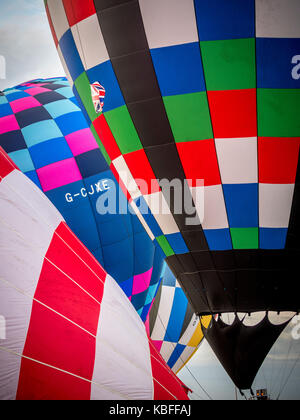 York, UK. 30. September 2017. Eine Masse Ballon Start fand bei Sonnenaufgang von York Knavesmire als Teil der ersten York Balloon Fiesta. Über 30 Ballons in den Himmel von hunderten von Zuschauern beobachtet. Der Start ist Teil einer dreitägigen Veranstaltung bis zum Sonntag, dem 1. Oktober. Foto Bailey-Cooper Fotografie/Alamy leben Nachrichten Stockfoto