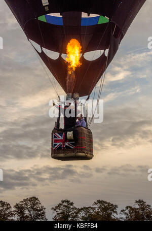 York, UK. 30. September 2017. Eine Masse Ballon Start fand bei Sonnenaufgang von York Knavesmire als Teil der ersten York Balloon Fiesta. Über 30 Ballons in den Himmel von hunderten von Zuschauern beobachtet. Der Start ist Teil einer dreitägigen Veranstaltung bis zum Sonntag, dem 1. Oktober. Foto Bailey-Cooper Fotografie/Alamy leben Nachrichten Stockfoto
