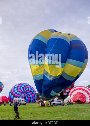 York, UK. 30. September 2017. Eine Masse Ballon Start fand bei Sonnenaufgang von York Knavesmire als Teil der ersten York Balloon Fiesta. Über 30 Ballons in den Himmel von hunderten von Zuschauern beobachtet. Der Start ist Teil einer dreitägigen Veranstaltung bis zum Sonntag, dem 1. Oktober. Foto Bailey-Cooper Fotografie/Alamy leben Nachrichten Stockfoto