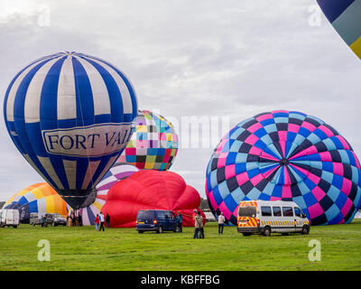 York, UK. 30. September 2017. Eine Masse Ballon Start fand bei Sonnenaufgang von York Knavesmire als Teil der ersten York Balloon Fiesta. Über 30 Ballons in den Himmel von hunderten von Zuschauern beobachtet. Der Start ist Teil einer dreitägigen Veranstaltung bis zum Sonntag, dem 1. Oktober. Foto Bailey-Cooper Fotografie/Alamy leben Nachrichten Stockfoto