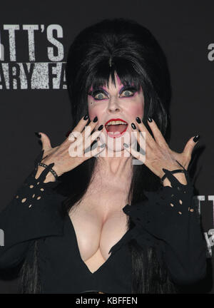 BUENA PARK, CA - 29. SEPTEMBER: Elvira, bei Knott's Scary Farm & Instagram der Berühmtheit Nacht in Knott's Berry Farm in Buena Park, Kalifornien am 29. September 2017. Credit: Faye Sadou/MediaPunch Stockfoto