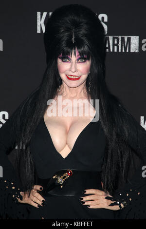 BUENA PARK, CA - 29. SEPTEMBER: Elvira, bei Knott's Scary Farm & Instagram der Berühmtheit Nacht in Knott's Berry Farm in Buena Park, Kalifornien am 29. September 2017. Credit: Faye Sadou/MediaPunch Stockfoto