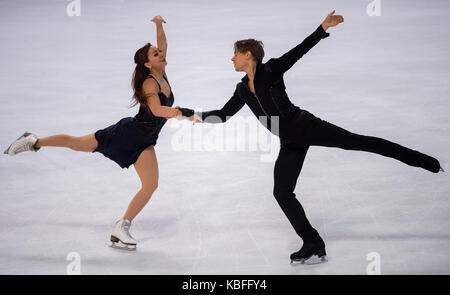 Oberstdorf, Deutschland. 30 Sep, 2017. Allison Reed (L) und Saulius Ambrulevicius aus Litauen, während das Eis tanzen Wettbewerb der Challenger Serie Nebelhorn Trophy in Oberstdorf, Deutschland, 30. September 2017. Credit: Peter Kneffel/dpa/Alamy leben Nachrichten Stockfoto