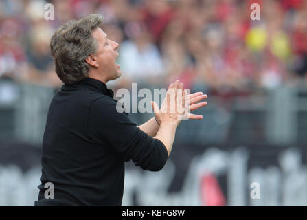 Nürnberg, Deutschland. 30 Sep, 2017. Der Bielefelder Trainer Jeff Saibene gibt Anweisungen während der Deutschen 2 Bundesligaspiel zwischen dem 1.FC Nürnberg und Arminia Bielefeld in Nürnberg, Deutschland, 30. September 2017. (EMBARGO BEDINGUNGEN - ACHTUNG: Aufgrund der Akkreditierung Richtlinien, die DFL gestattet nur die Veröffentlichung und Verwertung von bis zu 15 Bildern pro Spiel im Internet und in online Medien während des Spiels.) Credit: Timm Schamberger/dpa/Alamy leben Nachrichten Stockfoto