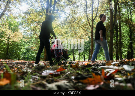 London, Großbritannien. 30 Sep, 2017. Menschen die Sonne die Farben des Herbstes inmitten an einem sonnigen Morgen in Wimbledon Common Kredit genießen: Amer ghazzal/alamy leben Nachrichten Stockfoto