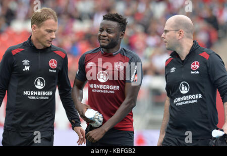 Nürnberg, Deutschland. 30 Sep, 2017. Der Nürnberger Edgar Salli verlässt die Tonhöhe während der Deutschen 2 Bundesligaspiel zwischen dem 1.FC Nürnberg und Arminia Bielefeld in Nürnberg, Deutschland, 30. September 2017 verletzt. (EMBARGO BEDINGUNGEN - ACHTUNG: Aufgrund der Akkreditierung Richtlinien, die DFL gestattet nur die Veröffentlichung und Verwertung von bis zu 15 Bildern pro Spiel im Internet und in online Medien während des Spiels.) Credit: Timm Schamberger/dpa/Alamy leben Nachrichten Stockfoto