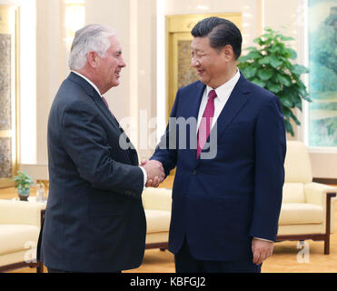 Peking, China. 30 Sep, 2017. Der chinesische Präsident Xi Jinping (R) trifft mit US-Staatssekretär Rex Tillerson in Peking, der Hauptstadt von China, Sept. 30, 2017. Credit: Yao Dawei/Xinhua/Alamy leben Nachrichten Stockfoto