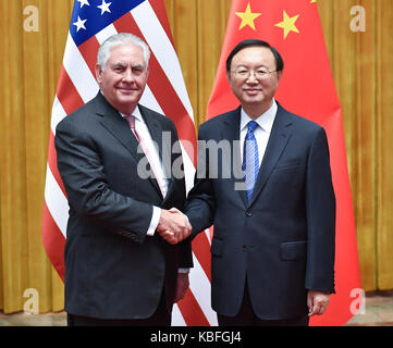 Peking, China. 30 Sep, 2017. Chinesischen Staatsrat Yang Jiechi (R) trifft mit US-Staatssekretär Rex Tillerson in Peking, der Hauptstadt von China, Sept. 30, 2017. Credit: Yan Yan/Xinhua/Alamy leben Nachrichten Stockfoto