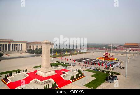 Peking, China. 30 Sep, 2017. Eine Zeremonie statt, Tribut zu zahlen und die blumenkörbe der Menschen Helden auf dem Tian'anmen-Platz in Peking, der Hauptstadt von China, Sept. 30, 2017, der vierte Martyrs' Tag. Credit: Ding Lin/Xinhua/Alamy leben Nachrichten Stockfoto