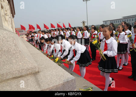 Peking, China. 30 Sep, 2017. Eine Zeremonie statt, Tribut zu zahlen und die blumenkörbe der Menschen Helden auf dem Tian'anmen-Platz in Peking, der Hauptstadt von China, Sept. 30, 2017, der vierte Martyrs' Tag. Credit: Liu Weibing/Xinhua/Alamy leben Nachrichten Stockfoto