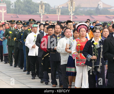 Peking, China. 30 Sep, 2017. Eine Zeremonie statt, Tribut zu zahlen und die blumenkörbe der Menschen Helden auf dem Tian'anmen-Platz in Peking, der Hauptstadt von China, Sept. 30, 2017, der vierte Martyrs' Tag. Credit: Ju Peng-/Xinhua/Alamy leben Nachrichten Stockfoto