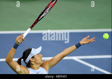 Wuhan, China. 30. September 2017. Caroline Garcia von Frankreich dient während der singles Finale gegen Ashleigh Barty von Australien 2017 WTA Wuhan Öffnen in Wuhan, der Hauptstadt der Provinz Hubei in Zentralchina, Sept. 30, 2017. (Xinhua / Xiong Qi) (wdz) Stockfoto