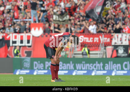 Nürnberg, Deutschland. 30 Sep, 2017. Der Nürnberger Lukas Muehl ist nach dem Deutschen 2 Bundesligaspiel zwischen dem 1.FC Nürnberg und Arminia Bielefeld in Nürnberg, Deutschland, 30. September 2017 enttäuscht. (EMBARGO BEDINGUNGEN - ACHTUNG: Aufgrund der Akkreditierung Richtlinien, die DFL gestattet nur die Veröffentlichung und Verwertung von bis zu 15 Bildern pro Spiel im Internet und in online Medien während des Spiels.) Credit: Timm Schamberger/dpa/Alamy leben Nachrichten Stockfoto