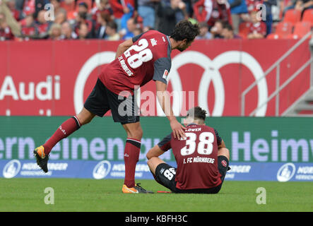 Nürnberg, Deutschland. 30 Sep, 2017. Der Nürnberger Lukas Muehl (L) und Eduard Loewen sind nach der Deutschen 2 Bundesligaspiel zwischen dem 1.FC Nürnberg und Arminia Bielefeld in Nürnberg, Deutschland, 30. September 2017 enttäuscht. (EMBARGO BEDINGUNGEN - ACHTUNG: Aufgrund der Akkreditierung Richtlinien, die DFL gestattet nur die Veröffentlichung und Verwertung von bis zu 15 Bildern pro Spiel im Internet und in online Medien während des Spiels.) Credit: Timm Schamberger/dpa/Alamy leben Nachrichten Stockfoto