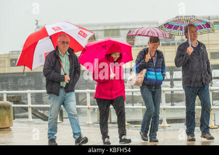 Aberystwyth, Wales, UK, Samstag, 30. September 2017 UK Wetter: sintflutartiger Regen gießt auf Fußgänger Zuflucht unter ihren Schirmen am Meer in Aberystwyth inWest Wales. Sturm Brian, der zweite tropensturm der Saison, wird erwartet, mehr Regen und Sturm Winde im Westen und Norden von Großbritannien am Sonntag und Montag zu bringen. Gelbe Warnungen haben Ben durch die Met Office Photo Credit: Keith Morris/Alamy leben Nachrichten Stockfoto